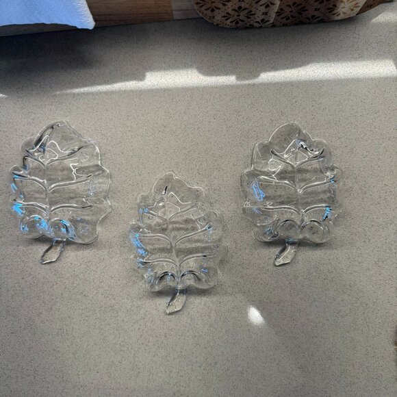 Clear Glass Leaf Bowls – Vintage Pressed Glass – Set of 3 - Picture 3 of 8